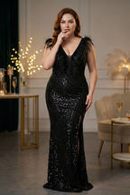Kobieta w Czarnej Eleganckiej Sukni Wieczorowej Syrena z Piórami i Cekinami w pięknej restauracji