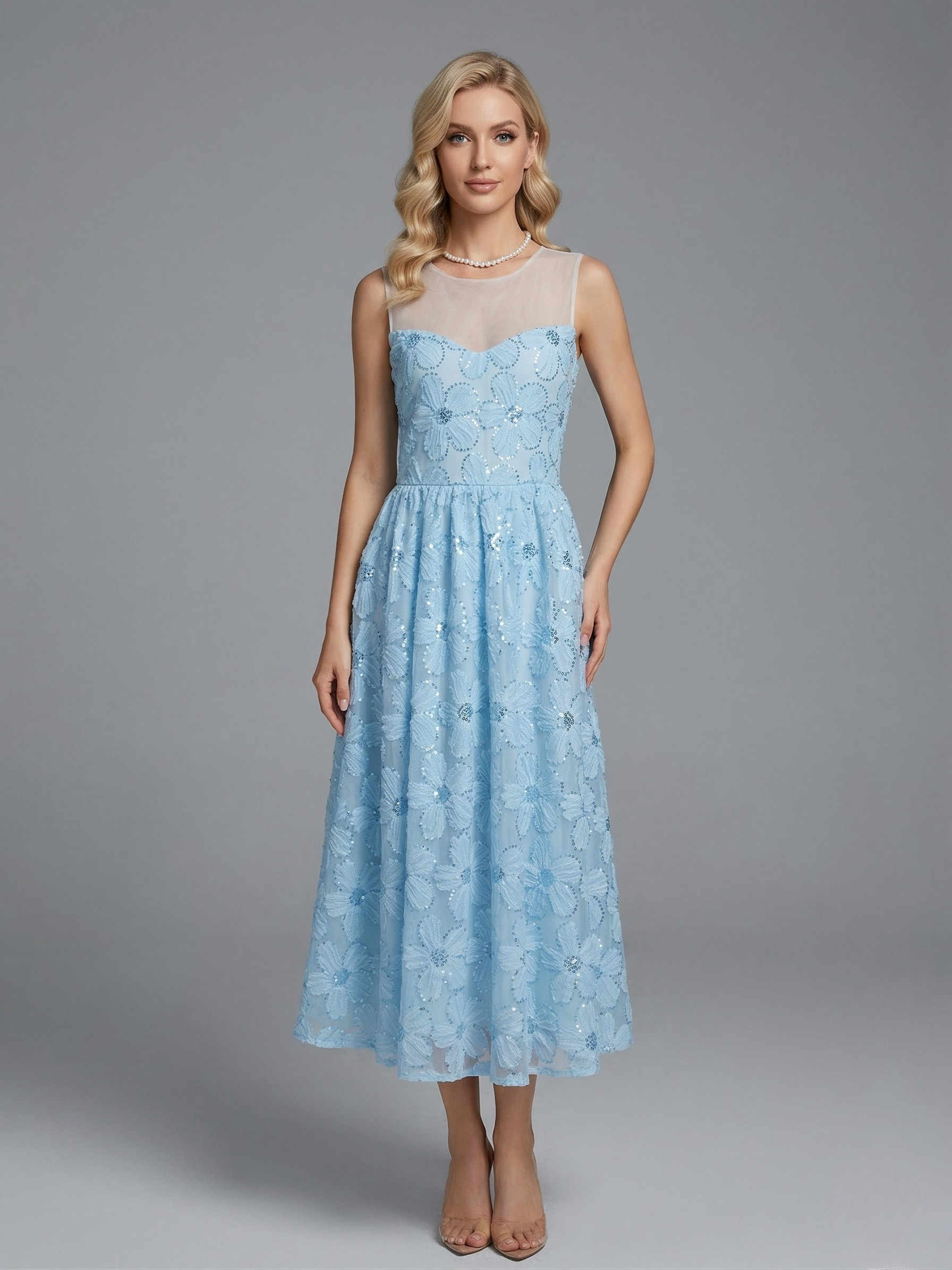 Modelka w Błękitnej sukni z kwiatowej koronki z rozkloszowanym dołem i transparentnym dekoltem widok z przodu