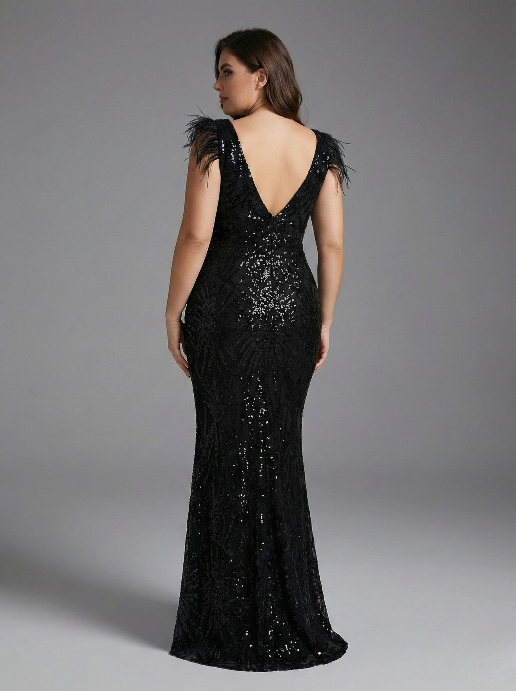 Czarna Elegancka Suknia Wieczorowa z tyłu Syrena z Piórami i Cekinami - zdjęcie 3