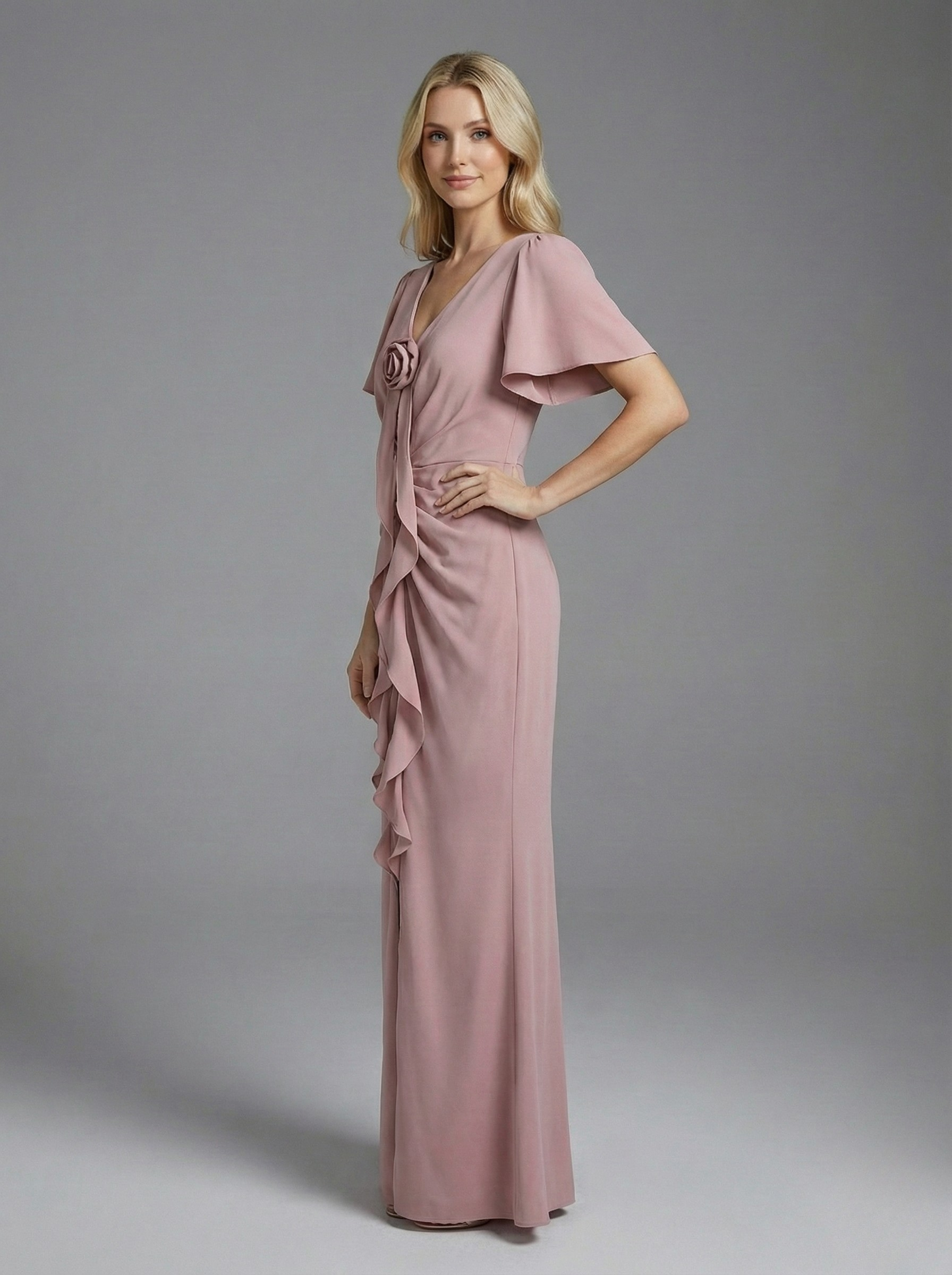 Jasno-fioletowy maxi Elegancka Suknia Drapowana – Kwiatowa Ozdoba i Zwiewne Rękawy - zdjęcie 2