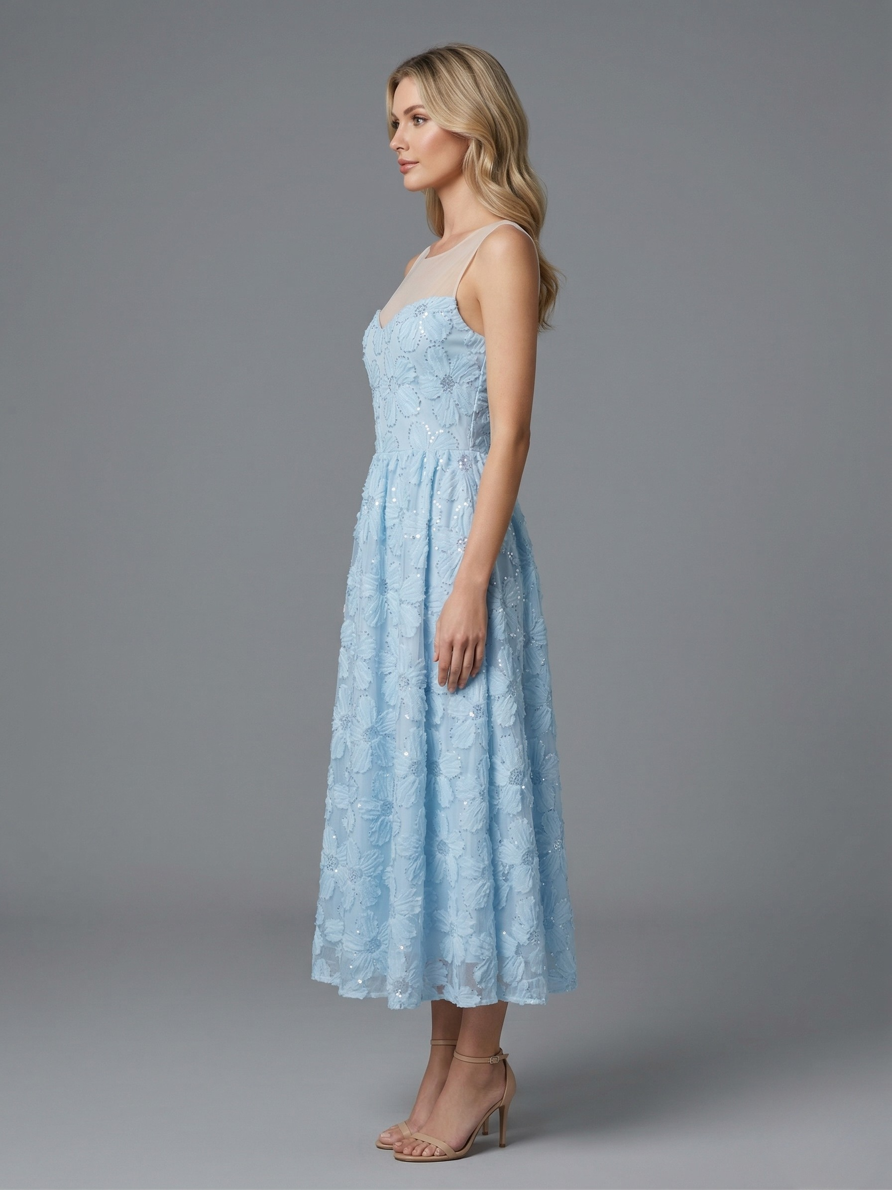 Modelka w Błękitnej sukni z kwiatowej koronki z rozkloszowanym dołem i transparentnym dekoltem widok  lewego boku